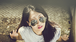 黑色墨镜美女