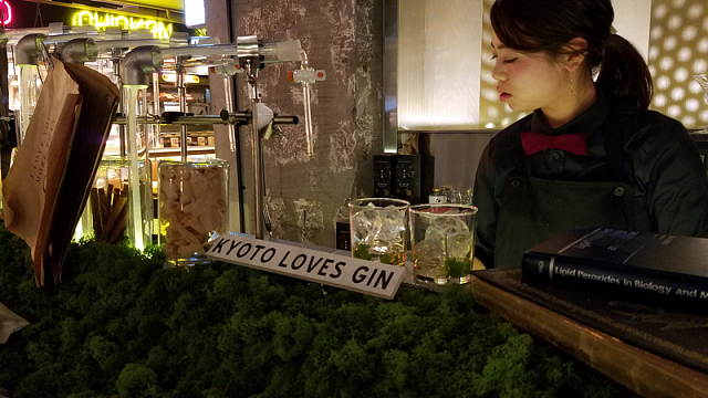 酒吧美女工作照片欣赏