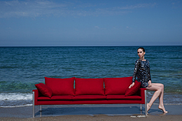海边红沙发美女写真