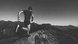 登山男人背影
