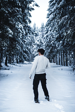 冬季雪地男人背影