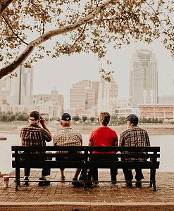4个男人男性背影