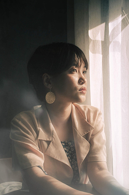 短发知性气质美女