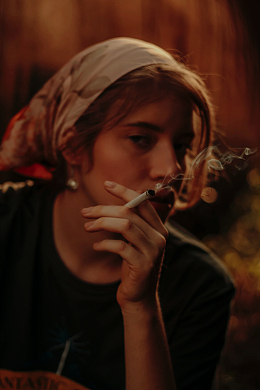 戴头巾抽烟的忧郁女人