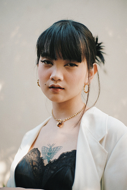 胸前纹身的亚洲女性