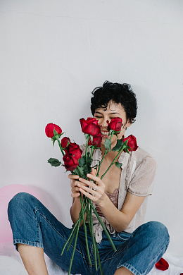 手持红玫瑰的女人