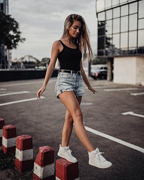 牛仔超短裤背心美女