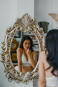 对镜化妆的性感美女