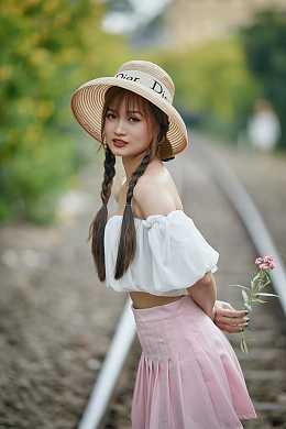 穿露肩连衣裙美女