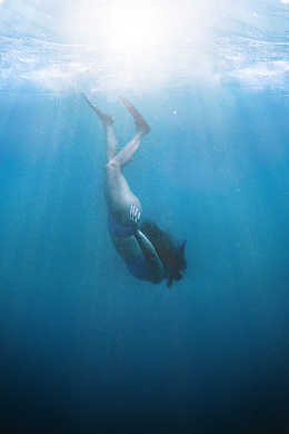 蓝色深海潜水美女
