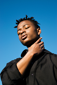 黑色衬衫黑人帅哥