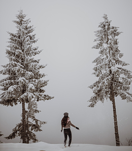 冬季雪地美女背影