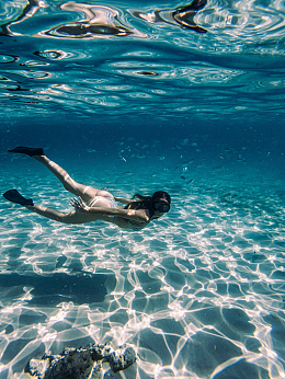 美女深海潜水