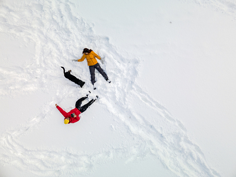 两人一狗躺在雪地上