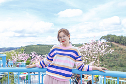 彩色条纹卫衣美女