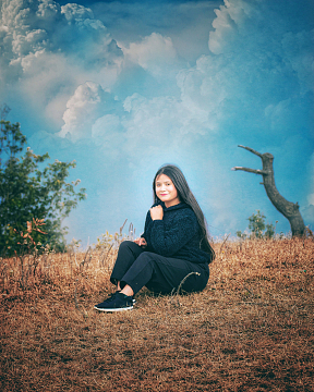 坐在枯草地上的美女