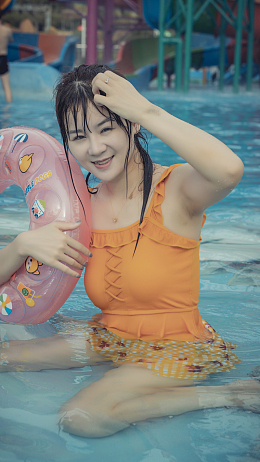 夏日泳池性感美女