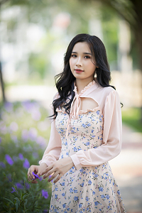 温婉卷发美女写真