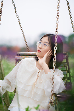 戴眼镜素颜美女