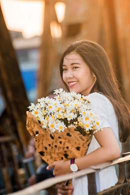 美女手捧小雏菊
