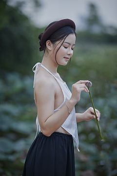 越南白色肚兜性感美女