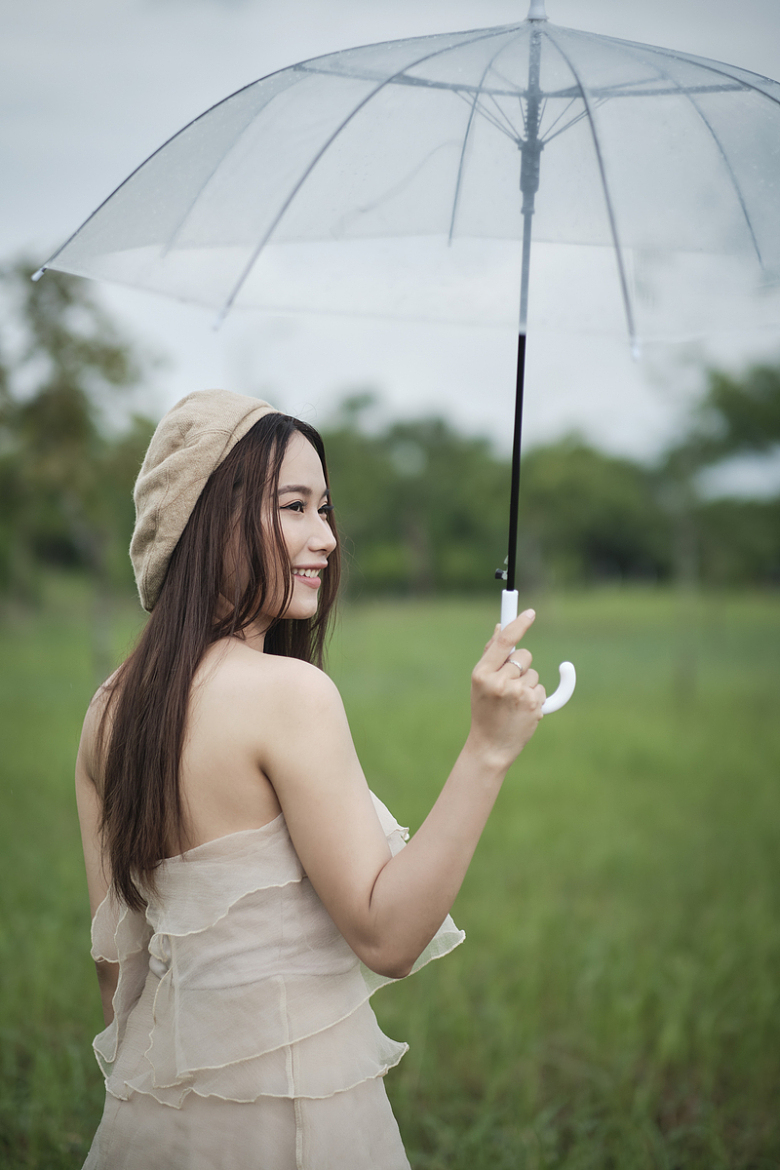 夏天美女打伞