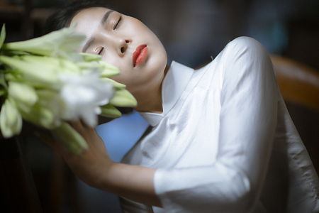 白色奥黛旗袍美女睡觉