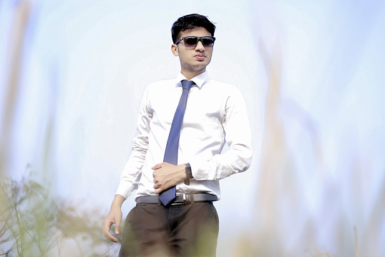 白色商务衬衫帅哥写真