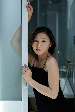 性感撩人黑色吊带裙美女