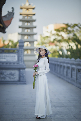 越南白色奥黛服美女