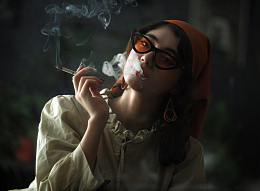 一个人孤独抽烟的