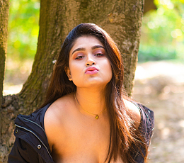 嘟嘴卖萌性感美女