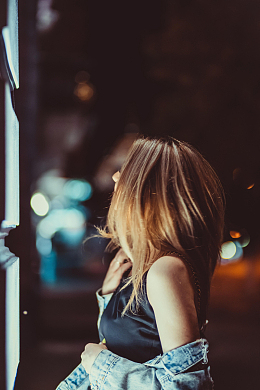 午夜街头性感撩人美女