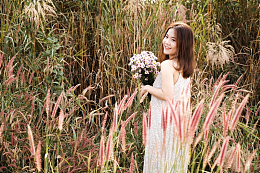 户外芦苇荡手捧花美女