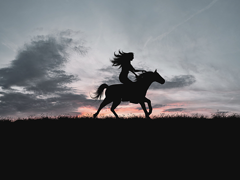 暮色黄昏美女骑马剪影