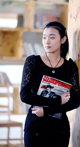 校园图书馆大学生美女