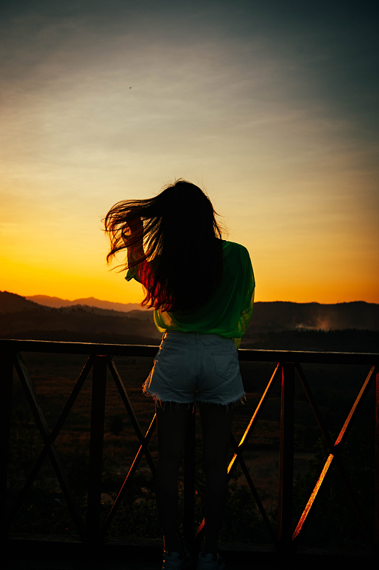 黄昏日落女生背影