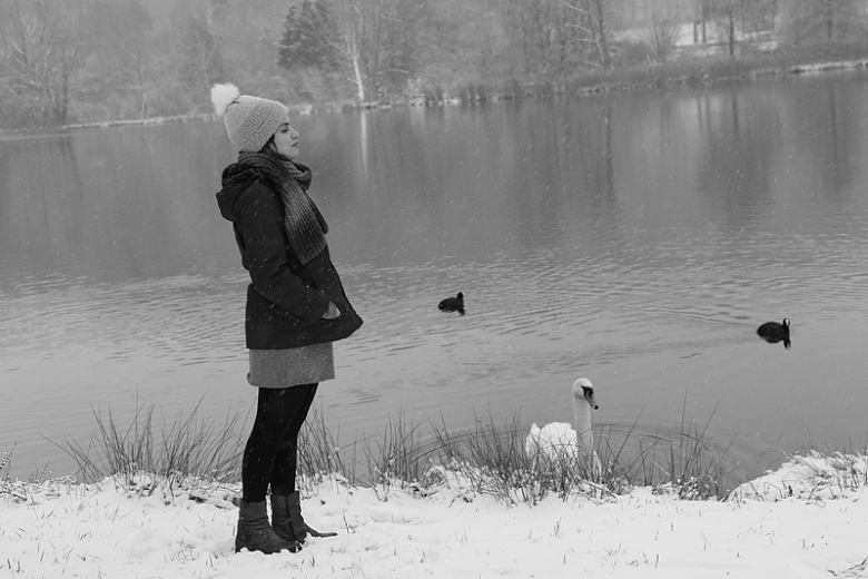 冬季湖边美女黑白