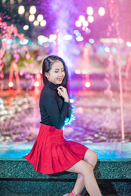 午夜喷泉池美女写真