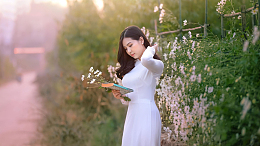 白色奥黛美女户外写真