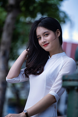 清纯白色奥黛旗袍美女