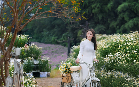 文艺风白色奥黛美女写真