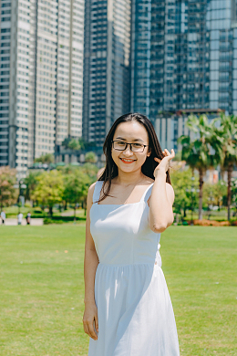 草地白色连衣裙戴眼镜美女