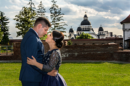 教堂草地浪漫深情对视情侣