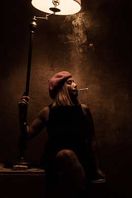 复古美女吞云吐雾吸烟