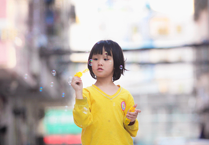 正在吹泡泡的小女孩