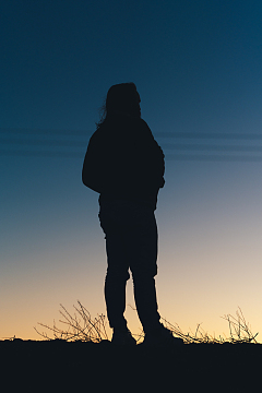 黄昏山上人物剪影