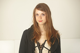 满脸雀斑的长发美女