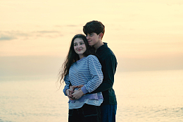 黄昏相拥在一起的情侣