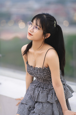黑白千鸟格吊带裙美女写真